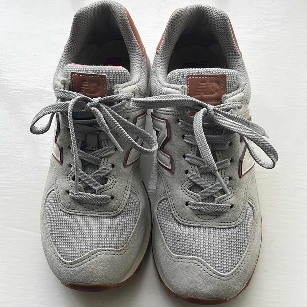 Women’s New Balance 574 size 9